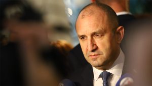 Партия на Радев, не пукна ли топчето самоубийствено рано