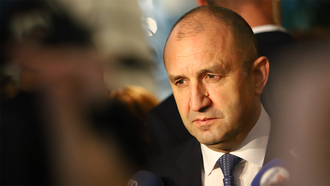 Партия на Радев, не пукна ли топчето самоубийствено рано