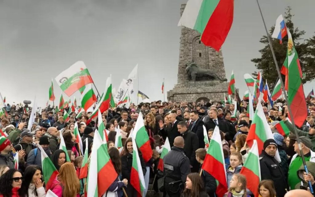 Партия на Радев, не пукна ли топчето самоубийствено рано