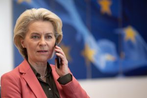Осъдиха ЕК за SMS-ите на Фон дер Лайен с шефа на “Пфайзер”