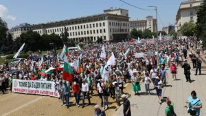 С протестите срещу еврото България се превърна във врата през, която минава бъдещето на валутния съюз.