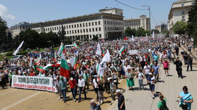 С протестите срещу еврото България се превърна във врата през, която минава бъдещето на валутния съюз.