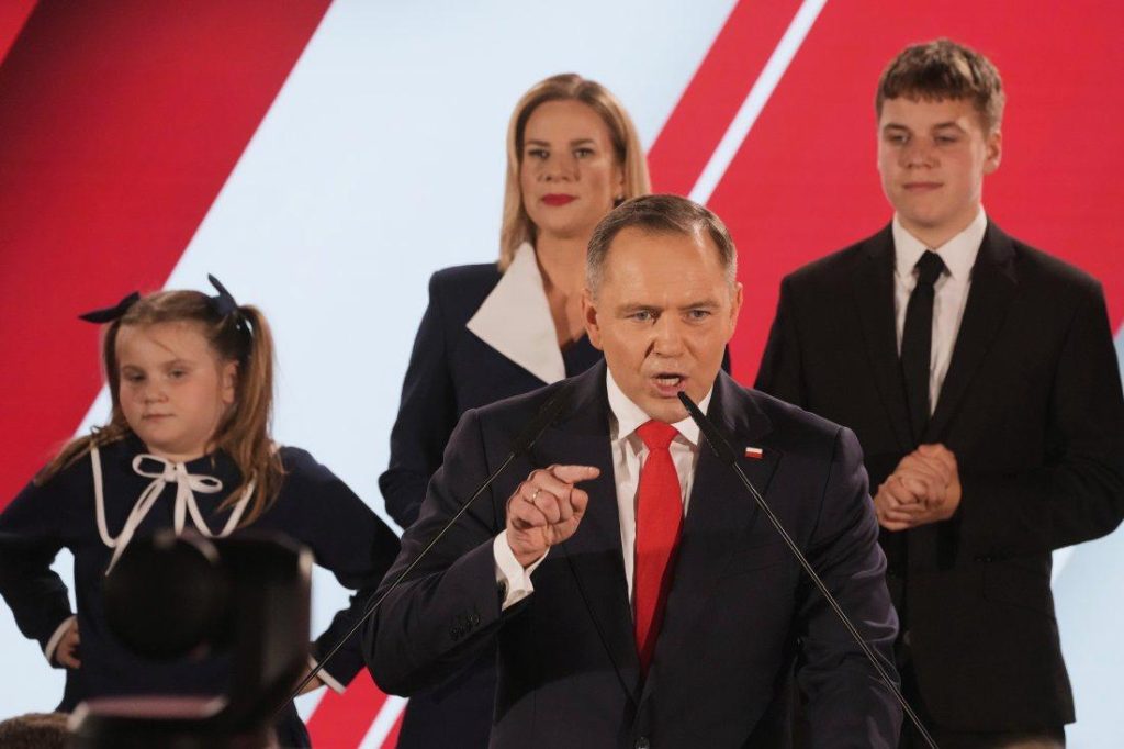Неочакван обрат в Полша, националистът Навроцки печели президентския пост