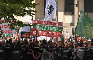 Протест срещу еврото пред парламента, искат оставка на кабинета