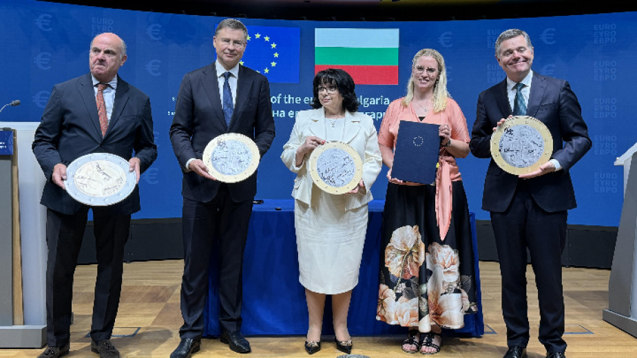 Министър Петкова: Днес България постигна една своя стратегическа цел - членството в еврозоната