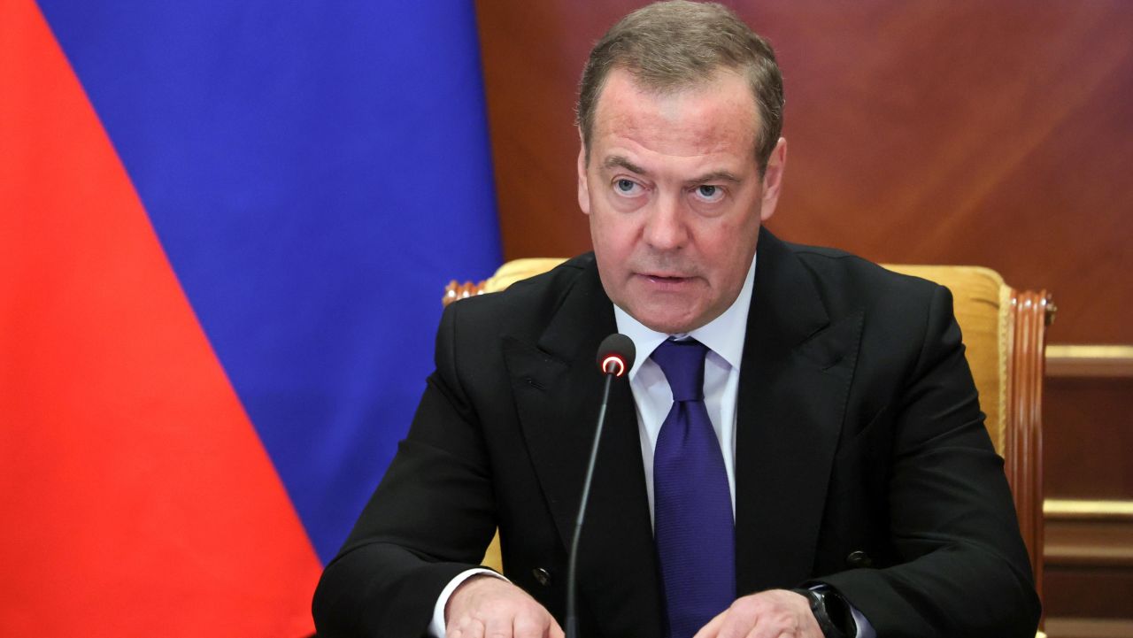 Медведев с остър удар към "царя на групичката“ Макрон: Войските на НАТО в Украйна не трябва да има